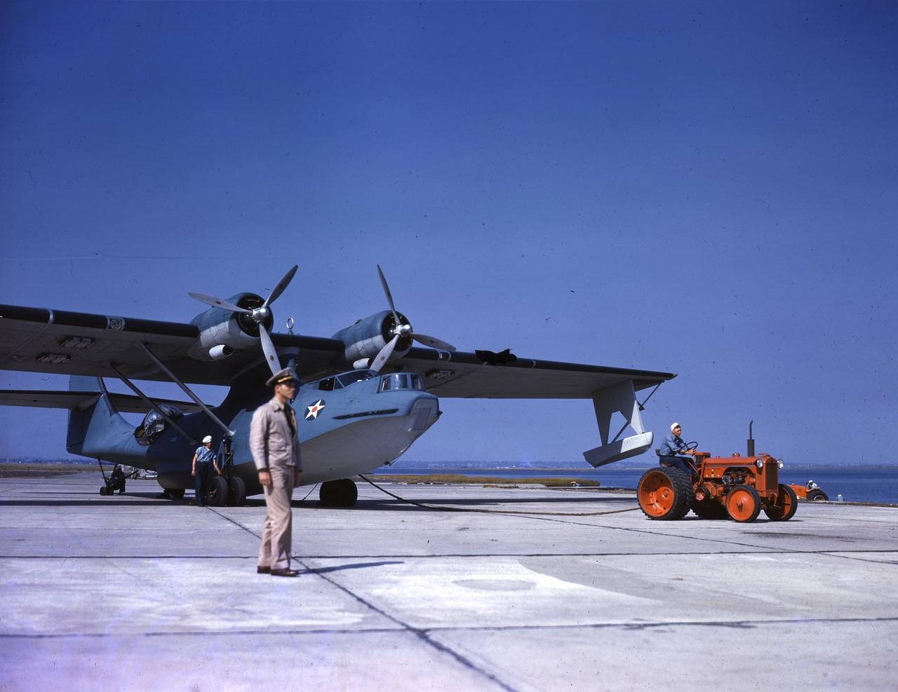 [呲牙] 原来美军也用拖拉机拉飞机啊——1942年，一辆牵引车正在美军基地内拖行