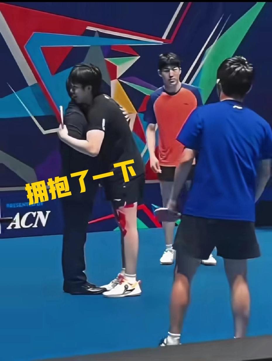 昨日刘～国梁亲临伦敦世乒赛现场，王～励勤也到位了，为国乒将士们加油打气，他亲切拥