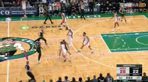 模范——杜兰特大防小能力媲美浓眉！
图1：从内线跟到外线，直接封盖安芬尼西蒙斯；