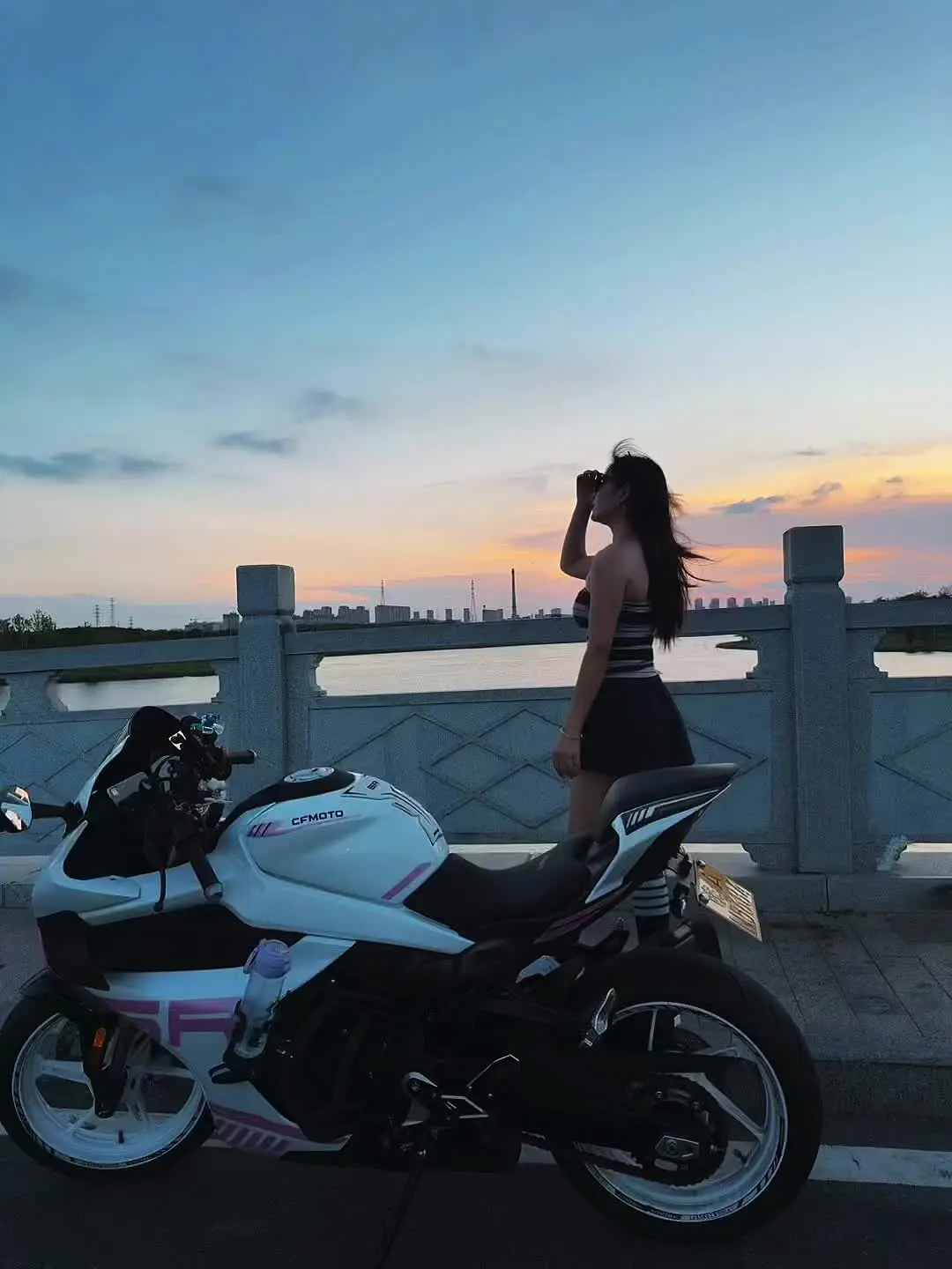 站在自己所热爱的世界里 闪闪发亮 归途尚远 要迷人 且倔强