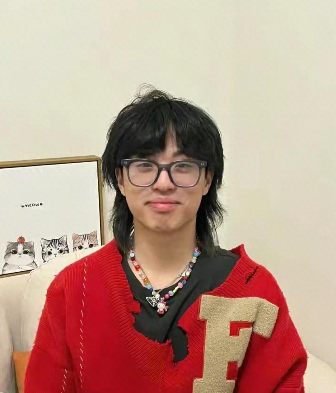 大半夜的美国高速上，一场猝不及防的车祸让27岁的说唱歌手孩子王Jake永远离开了