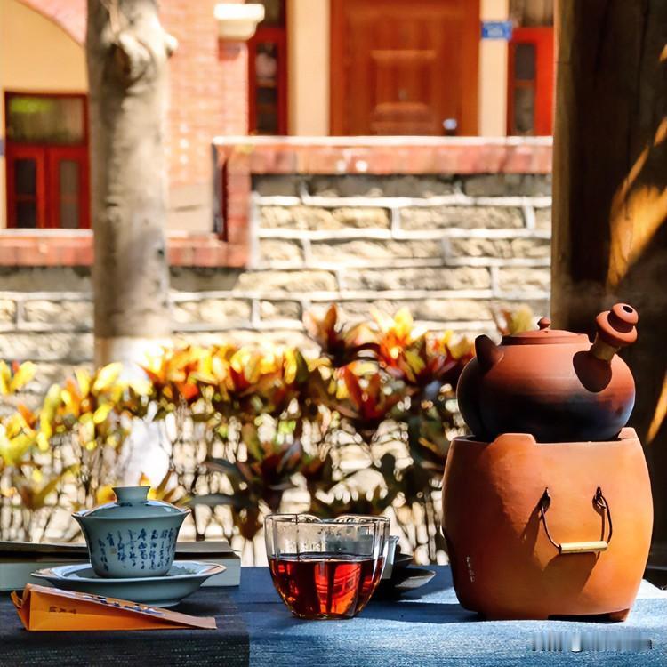 《茶烟晤境·水调歌头体》
水汽漫茶瓯，烟袅绕青帘。此间嚣尘何处？碎尽入轻烟。知己
