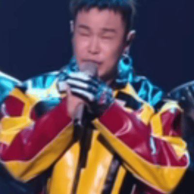 小沈阳蛐蛐曾辉披荆斩棘直播小沈阳厕所教曾辉唱歌 被小沈阳的反差感逗乐，采访提到曾
