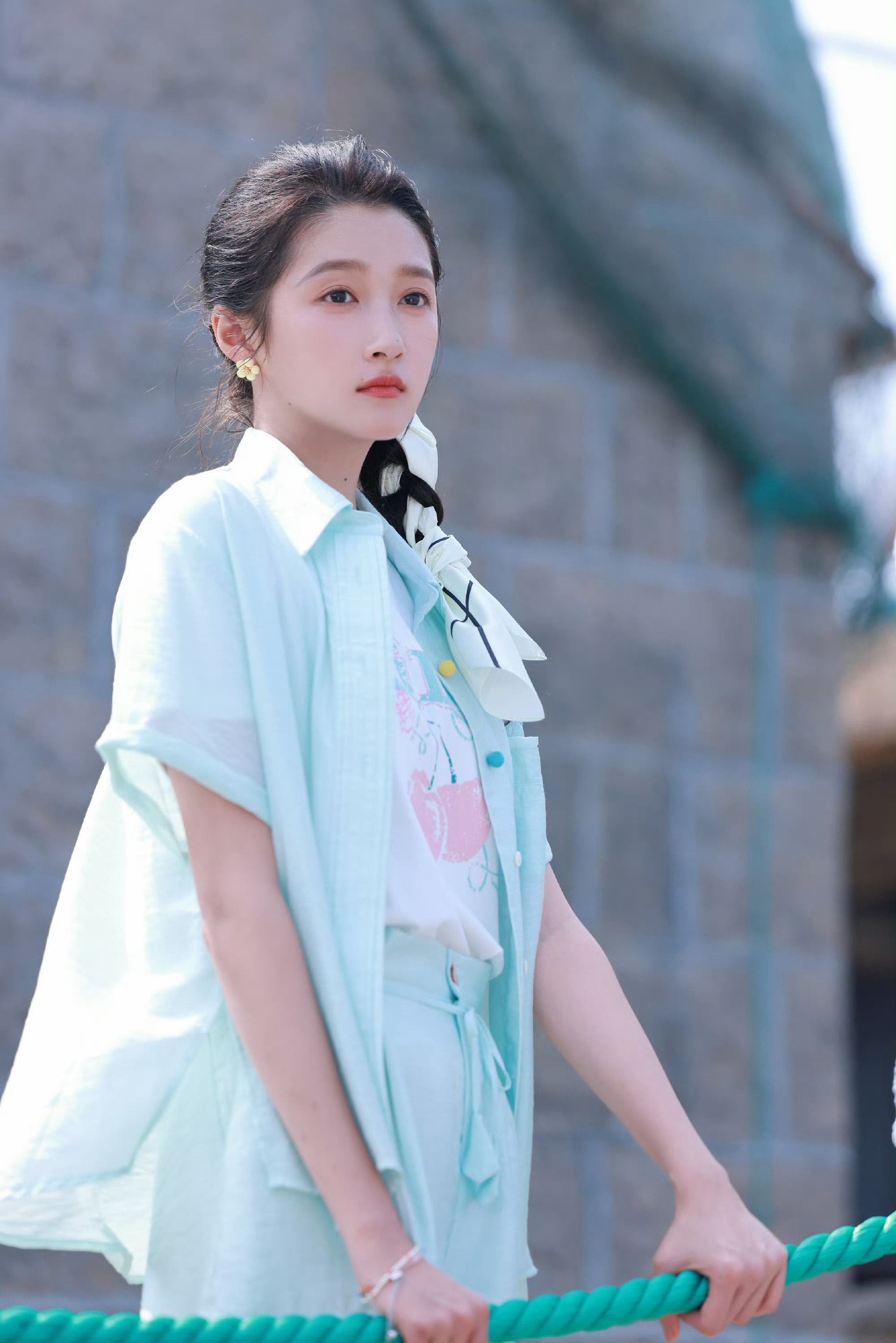 关晓彤长辈喜欢的大大方方的孩子《耀眼》里晴也外事接待戏份尽显涵养，关晓彤神情沉稳