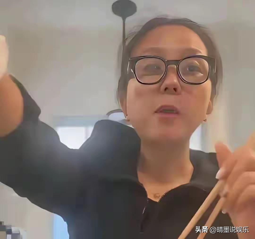 刚开始还好奇，为何39岁的何洁素颜直播看着比同龄人显老十岁？

直到想起她有4个