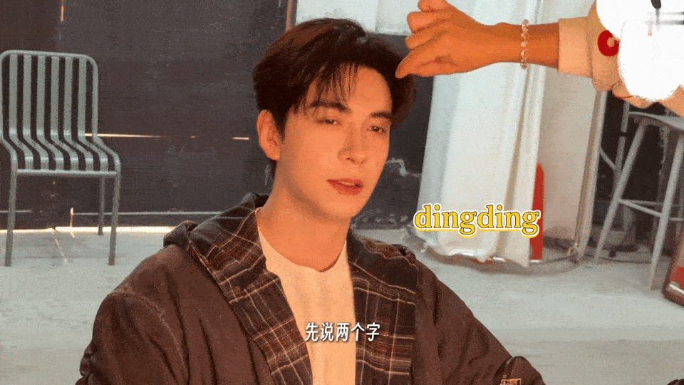 《枭起青壤》定档啦，陈星旭这宣传方式太有梗！工作人员让干啥他就乖乖照做，认真念台