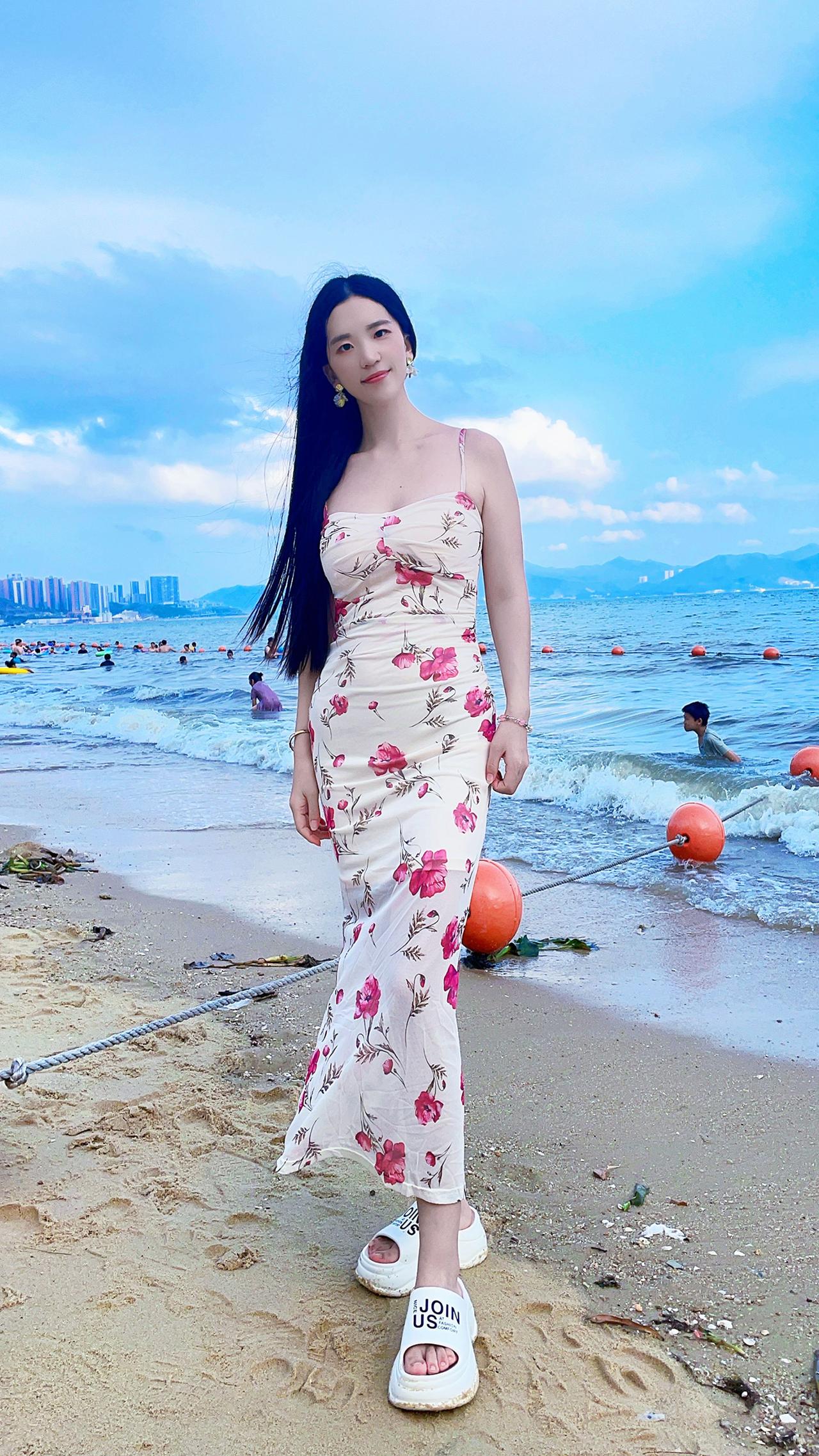 沙滩穿搭 碎花裙与海 海边碎花裙穿搭 夏天一定要去海边 夏天怎么能不去海边