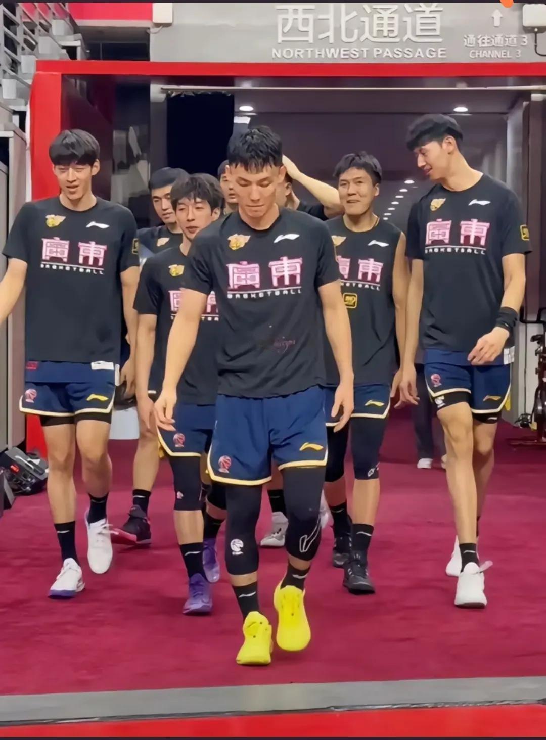 广东112:97同曦，球迷有话说:
1，莫兰德打得太好了！经常和徐杰挡拆！甚至还