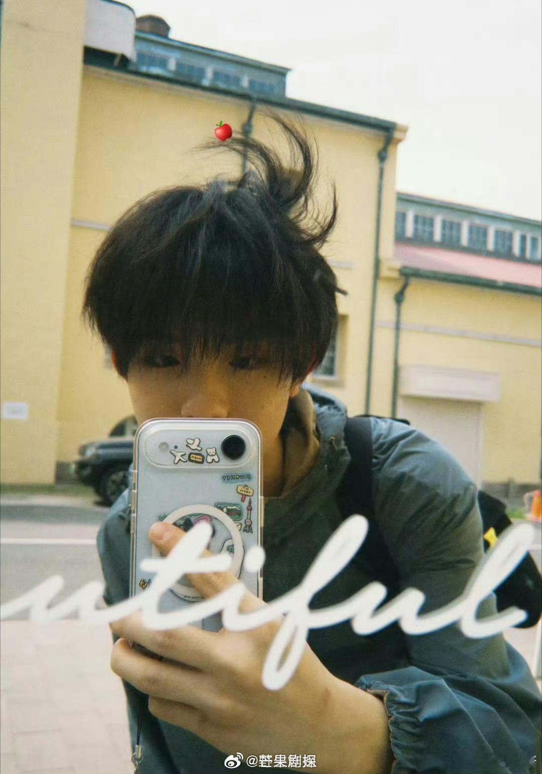 苏新皓侧拍会让你们感觉离我没那么远苏新皓特意保留的侧拍素材苏新皓的粉丝一定很感动