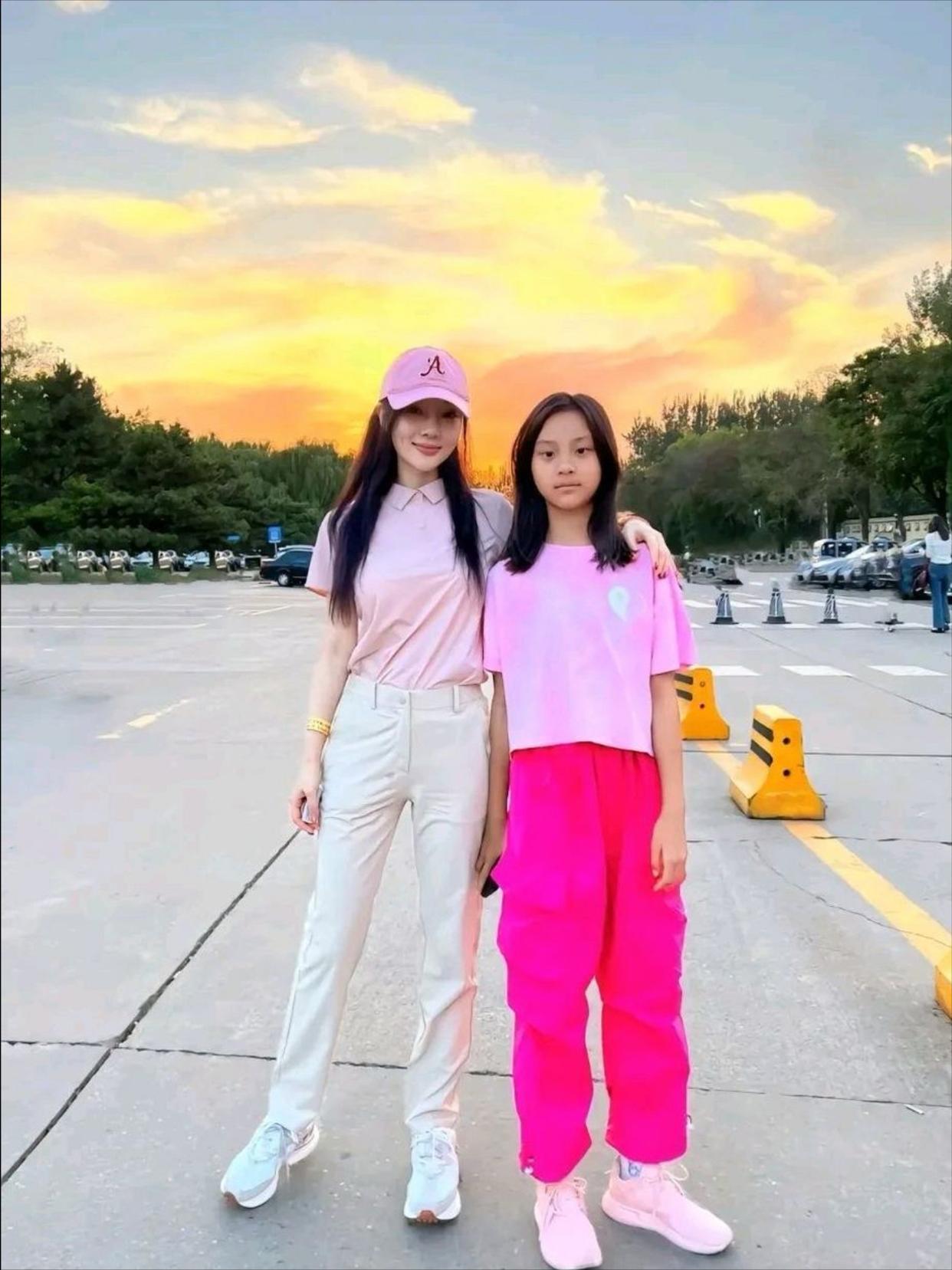 李小璐的女儿甜馨长大了，真好看！果然是女大十八变，越大越好看。 