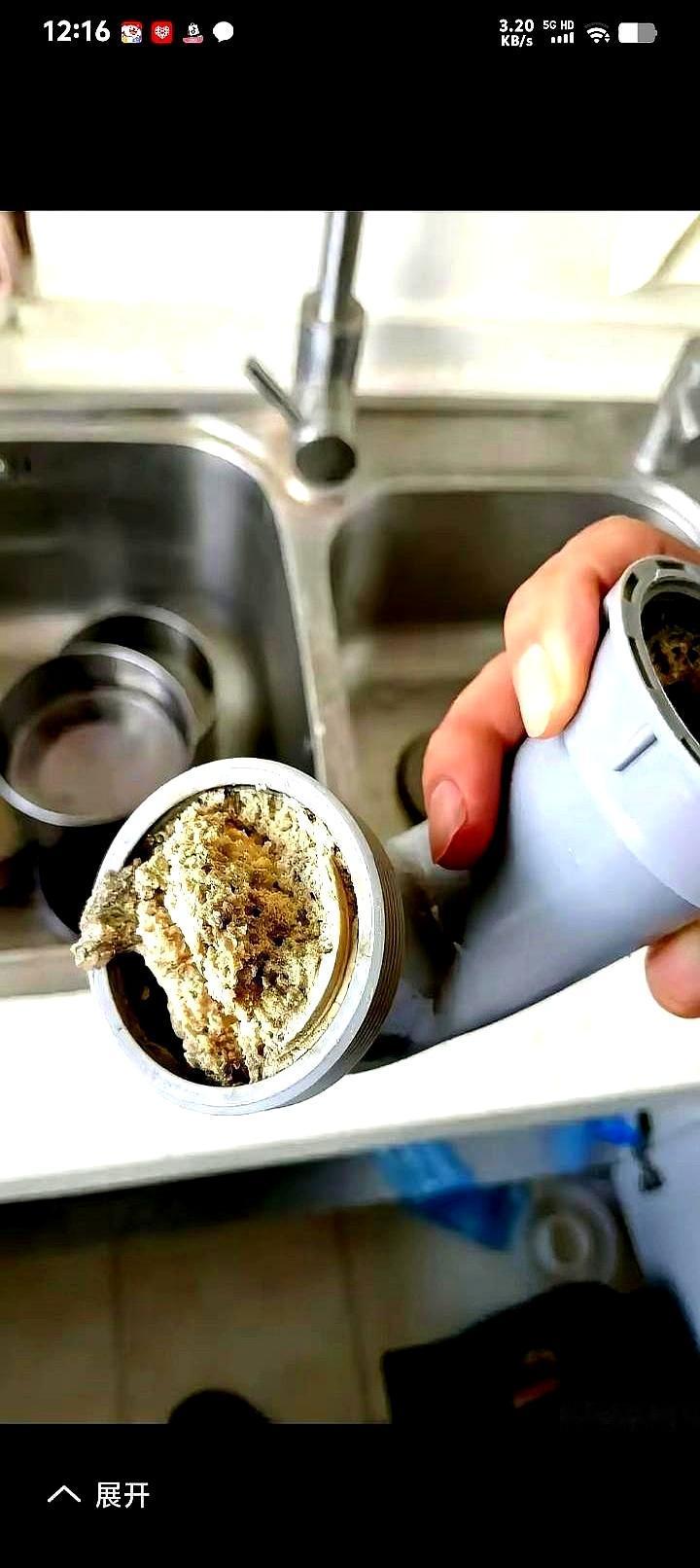 昨晚业主群里又炸了，邻居家下水道反水，大半夜求爷爷告奶奶找师傅。
我看了一眼那师