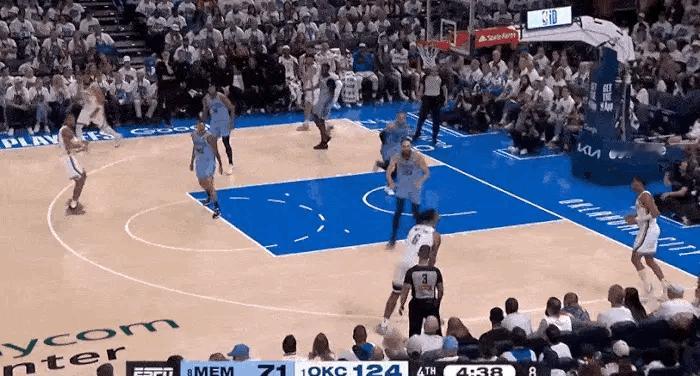 04月21日，NBA季后赛G1雷霆对阵灰熊的比赛正在进行当中。
在第四节的比赛里