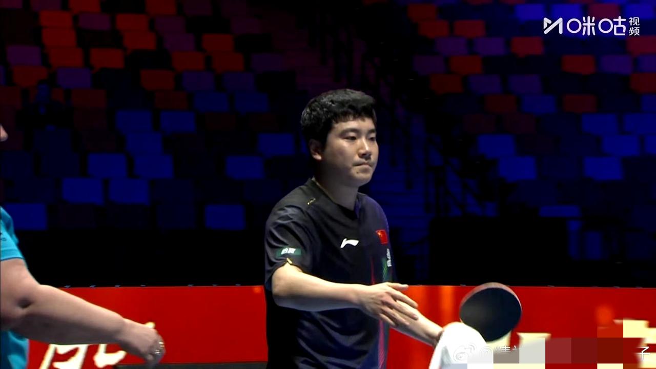 澳门世界杯男单第九组第二轮，
国乒梁靖昆对战丹麦选手西福恩特思。
在第一轮的比赛