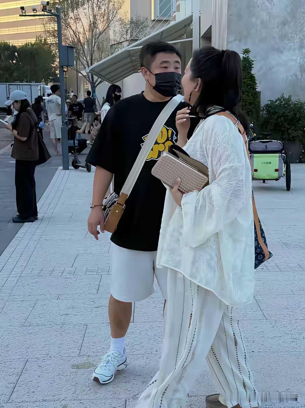 乔杉和妻子在阿那亚逛街，这两口子好像约会，没有带孩子一起。好快乐，没轻松的感觉。