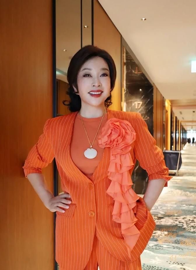 刘晓庆这次获奖可真是大新闻了，她拿下了第39届华鼎奖的终身成就奖。这消息一出，大