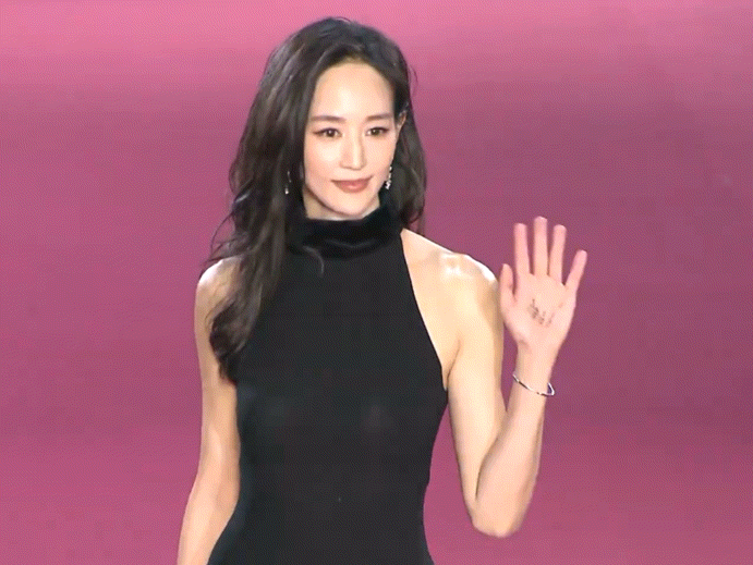 张钧甯好长一条人好美一张脸 救命！刷到姐姐新图我疯狂存图！这比例是真实存在的吗？