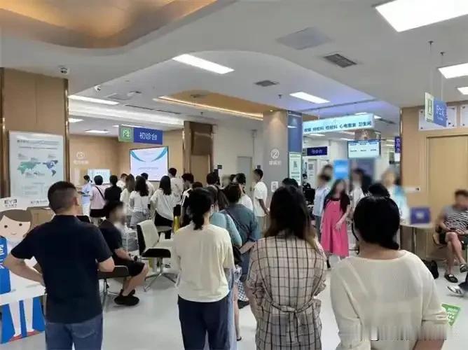 今天去医院看病真的挺让人头疼的，特别是大医院，人多手续又复杂。我们近六十岁的人了