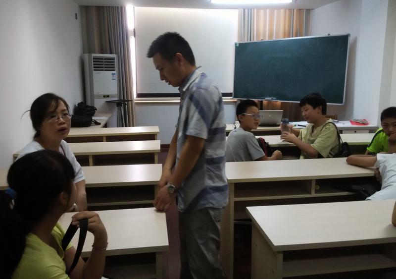 教师转岗考试几次＂流产＂，决策人对基层教育到底有多陌生？最近为了化解小学老师剩余
