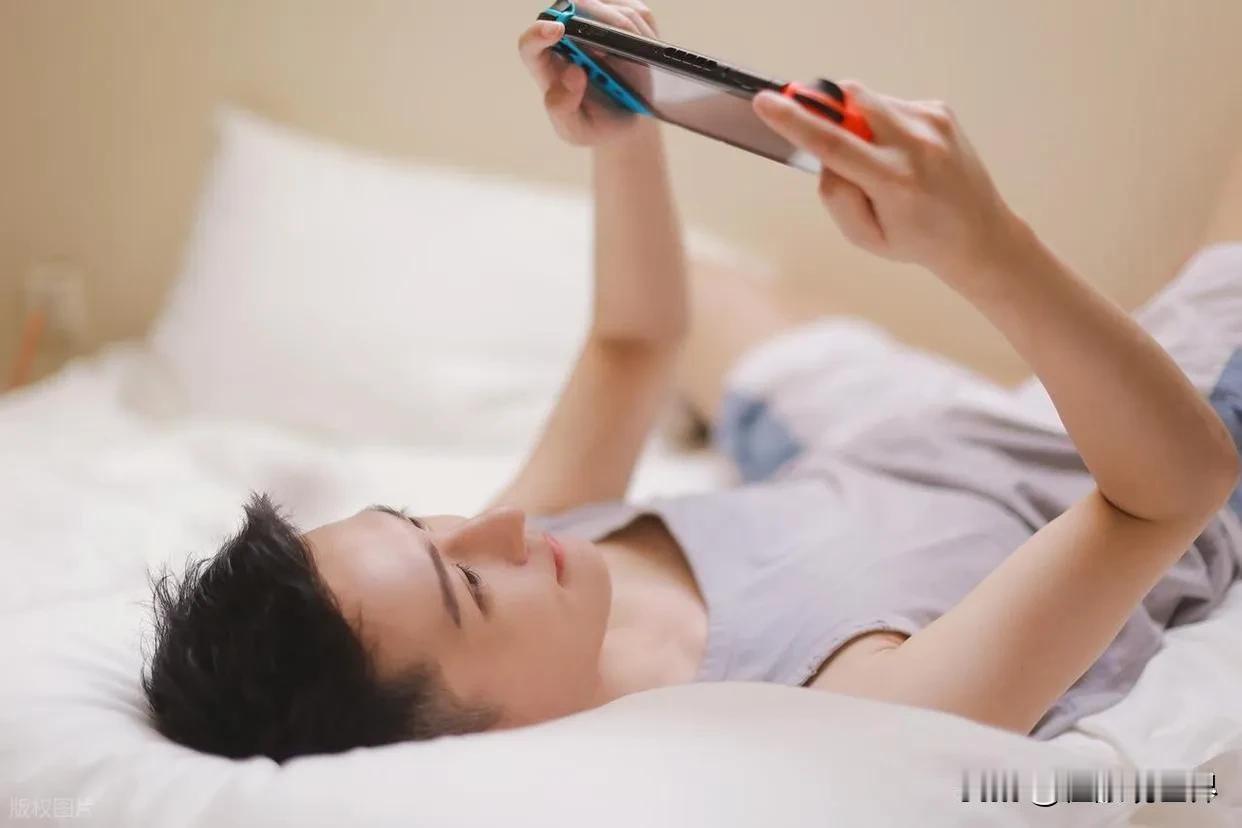 抛开物质与收入不谈，当下很多人最缺的，是内心的笃定感与慢下来的定力。
我们被信息