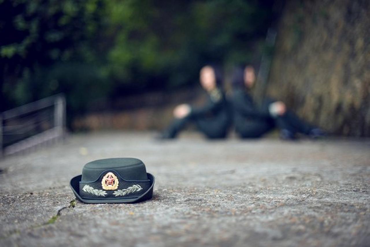 又到退伍季，一位入伍30年的一级军士长光荣退休，这画面太让人动容。30年啊，人生