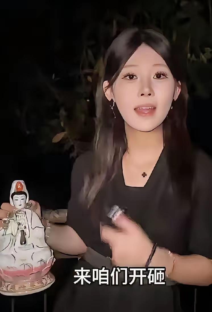 已经百万粉丝的我姜小柔
因车祸去世结束了年仅24岁生命
她有一个很大的“卖点”：