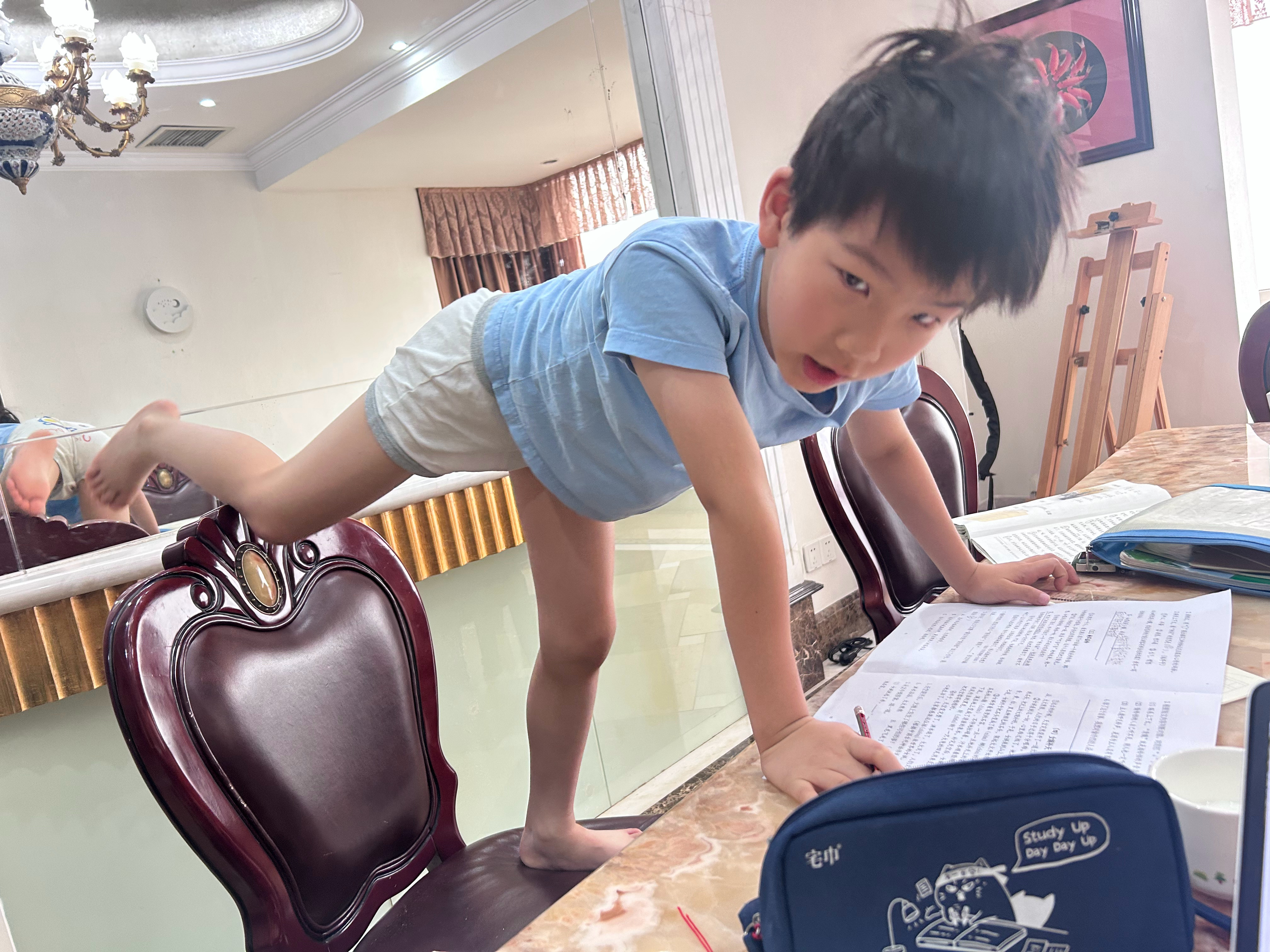 一边这样写作业一边问我妈你说如果你拉我去医院的话会不会我真的就是多动症？辅导小学