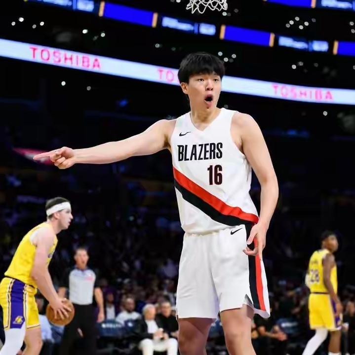 开拓者把杨瀚森下放到发展联盟才1天，就火速召回，就为主场对阵湖人这场球。球队之前