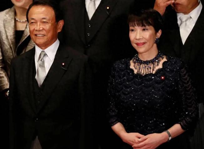 刚上位就闹内讧，高市早苗应该没想到，帮自己上台的麻生太郎如今 “反水”，拉着党内