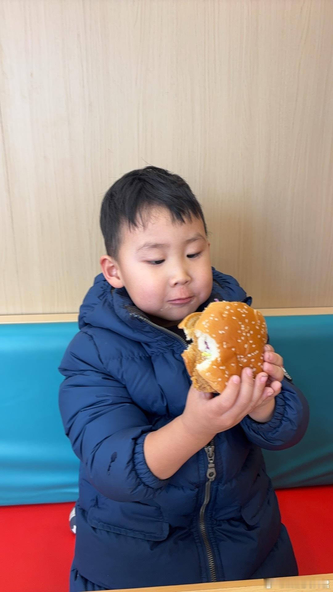 这小伙突然大口吃汉堡了。