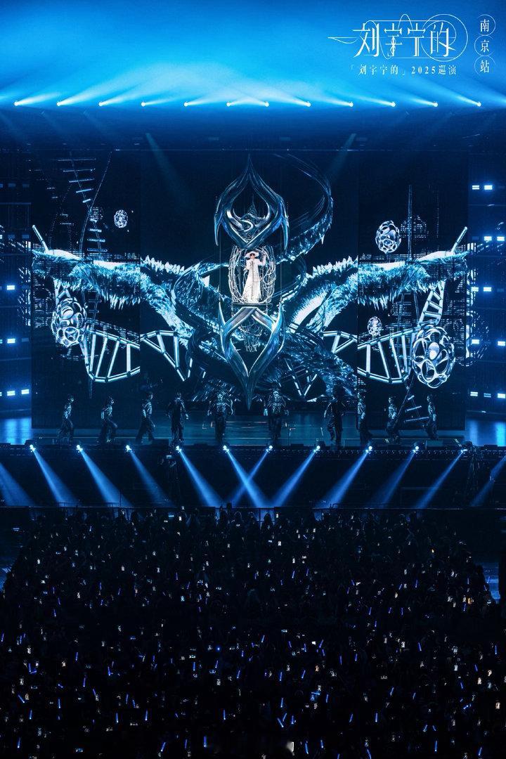 刘宇宁平凡的日子借一点光首唱 宁哥的声音真的太适合这种温暖的歌了，像被阳光晒过的