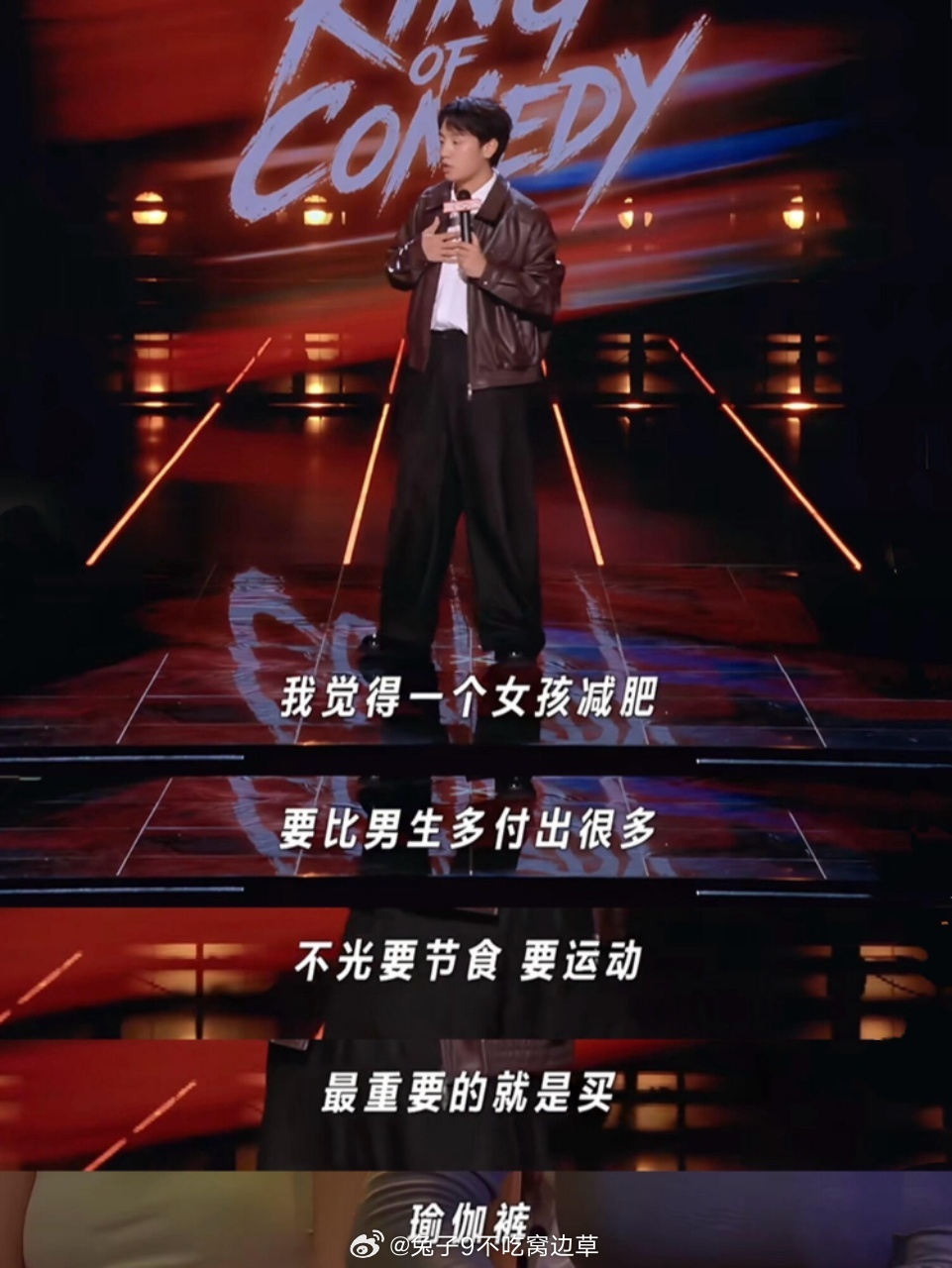 他说“大部分女生最后才买瑜伽裤”，接着自己一穿——哦，1080元换1080p提臀