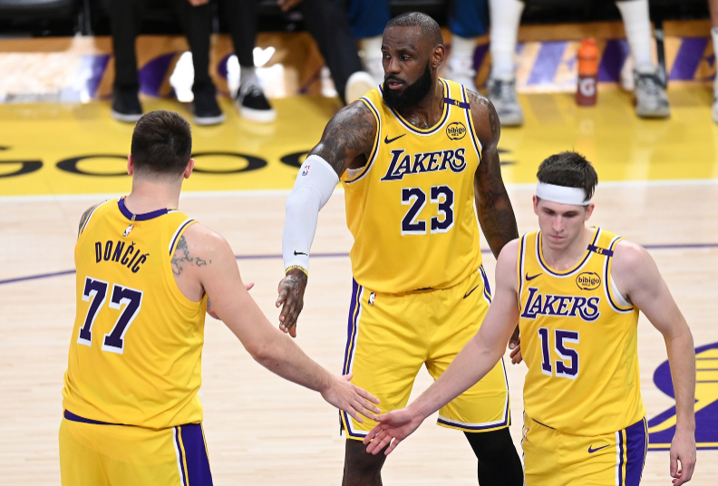 今天前NBA球员乔·约翰逊和主持人名嘴香农·夏普及查德·约翰逊参加了《Night