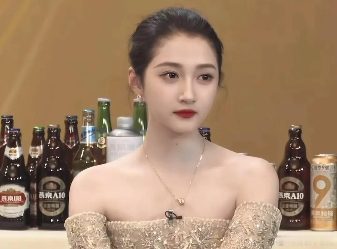 关晓彤是把酒戒了吧，她一直不胖，只是肿 