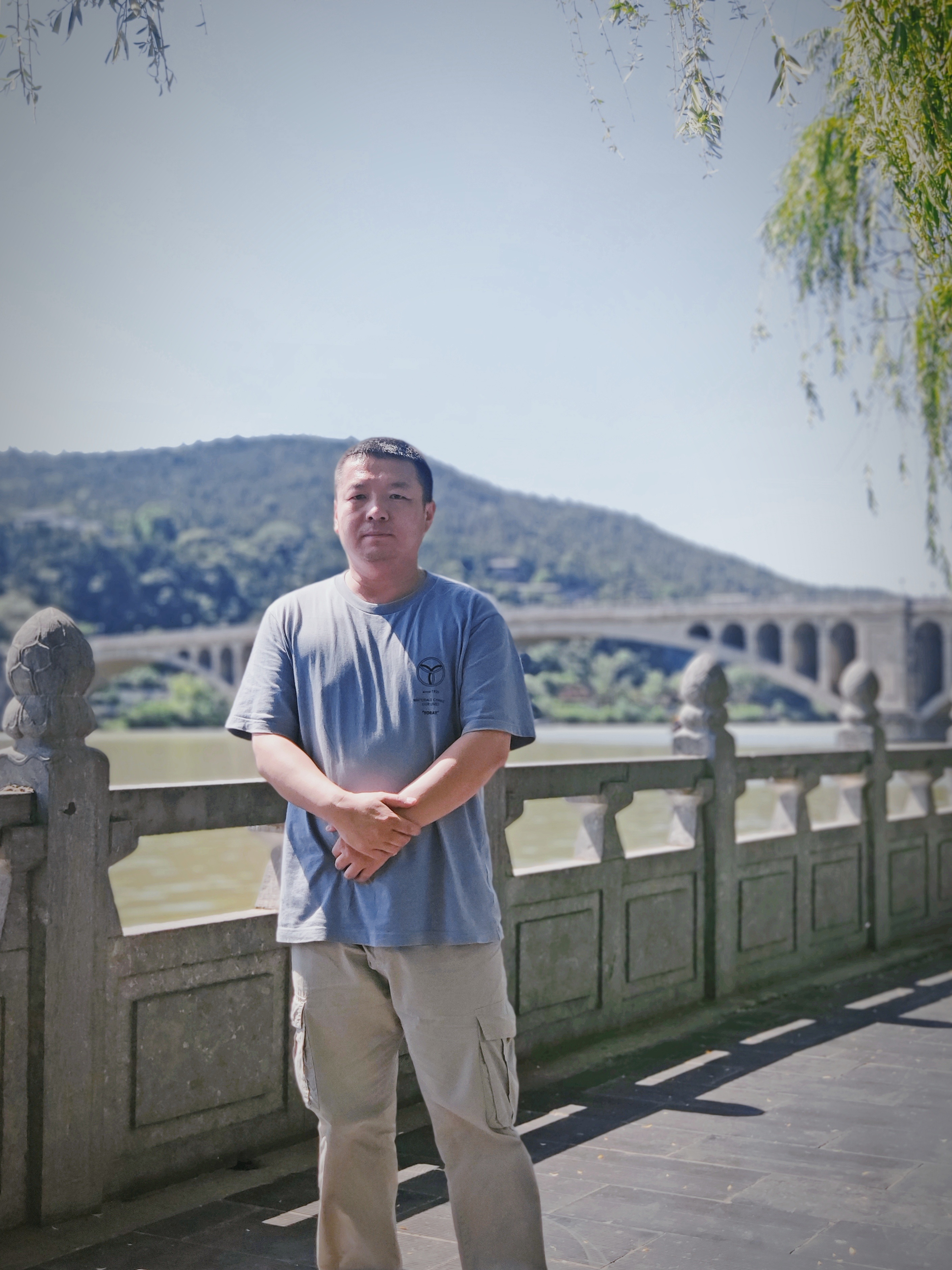 伊阙，位于洛阳城南，因东西两山隔伊河对峙，如天然门阙，因此得名伊阙。伊阙相传为大