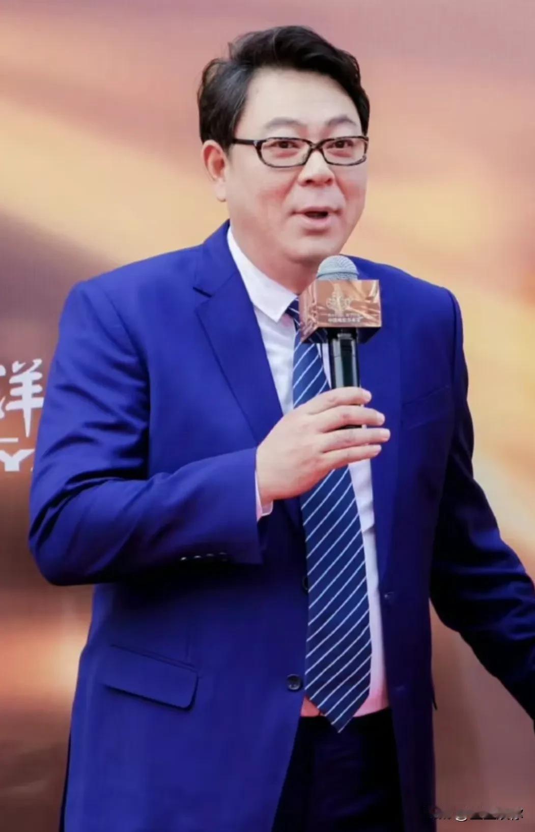 高亚麟这家伙的气质其实跟那位已经离世的那位主持大佬赵忠祥挺像的，他们的爹味能吸引
