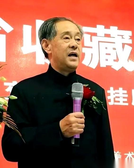 80岁了。
你敢信吗？一个80岁的老爷子，头发还有大半是黑的，眼睛里那股神气，比