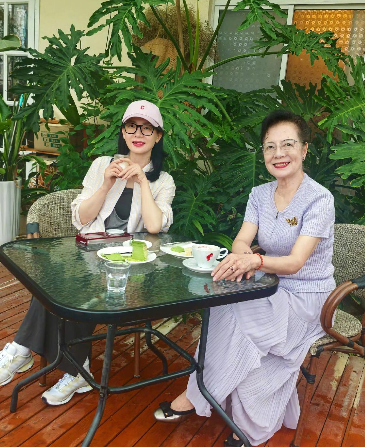 48岁陈数和80岁老母亲喝茶闲聊，陈数妈妈真是又美又年轻，80岁还是依旧保持优雅