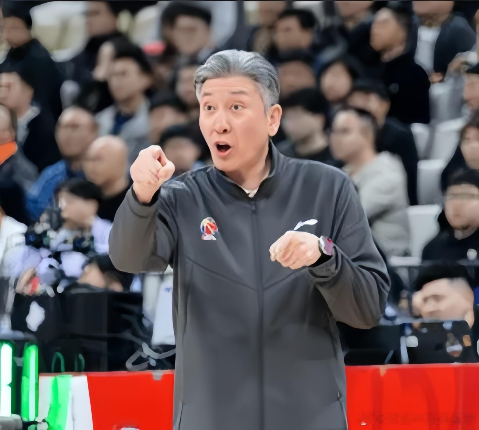 深圳男篮宣布换帅，郑永刚指导重新上岗！原主教练迈克.凯利转为助理教练！迈克.凯利