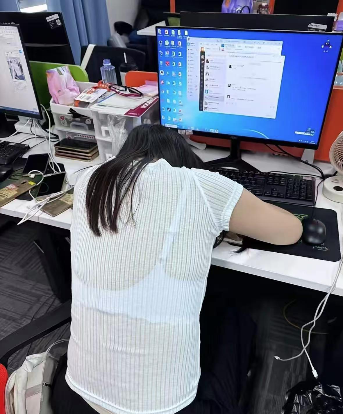 中午午休半小时，没地方躺，大家只能趴在桌子上睡，姿势不舒服，可都睡得很香。