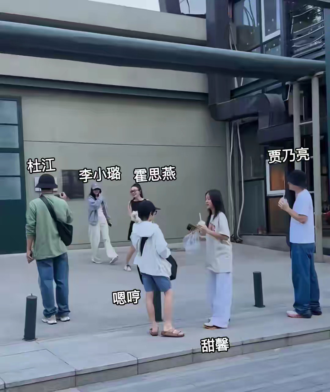 贾乃亮冲上热搜！5月3日晚，贾乃亮突然冲上了热搜，只因为有网友拍到贾乃亮和李小璐