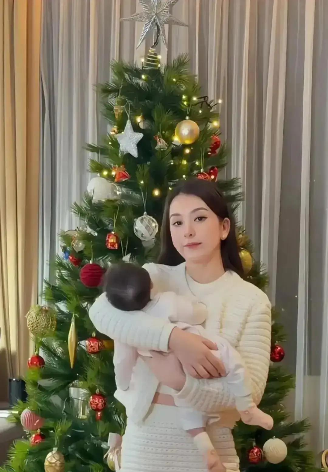 三胎花掉一套房首付
 
郭富城一句“三个够了”，把香港生育账本掀了个底朝天。养和