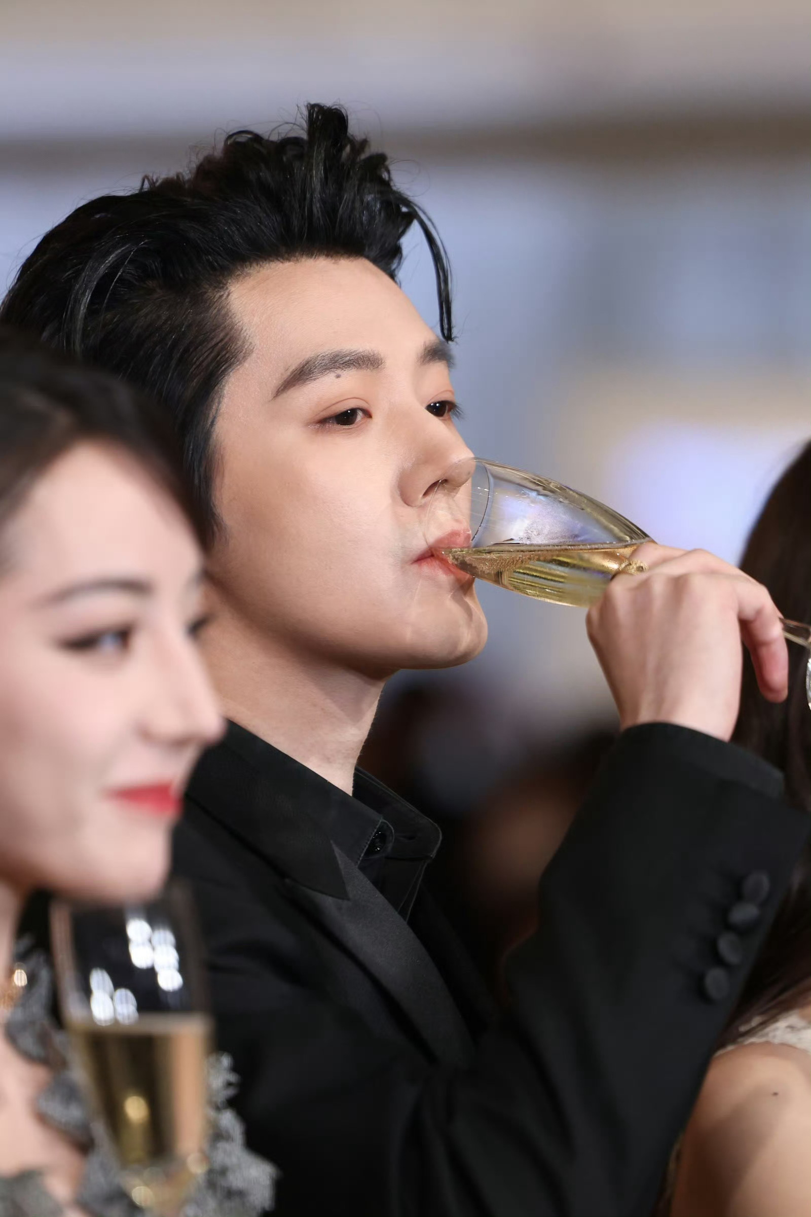 邓为自带发光圣体～走到哪里都是闪闪发光✨迪奥点灯仪式也是喝上酒啦🍸 