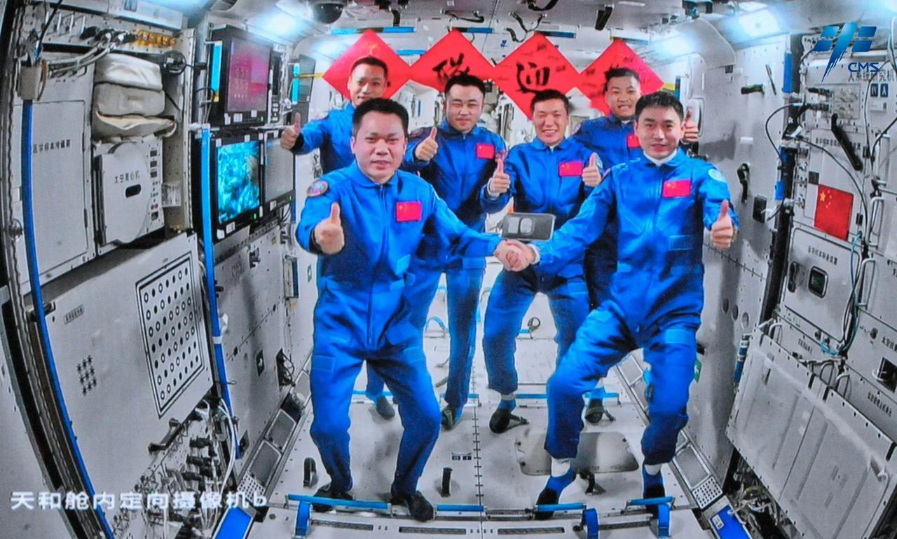 又见大红屏！一觉醒来赶紧查看新闻，就看到了我们的“神十七”和“神十八”人员太空大