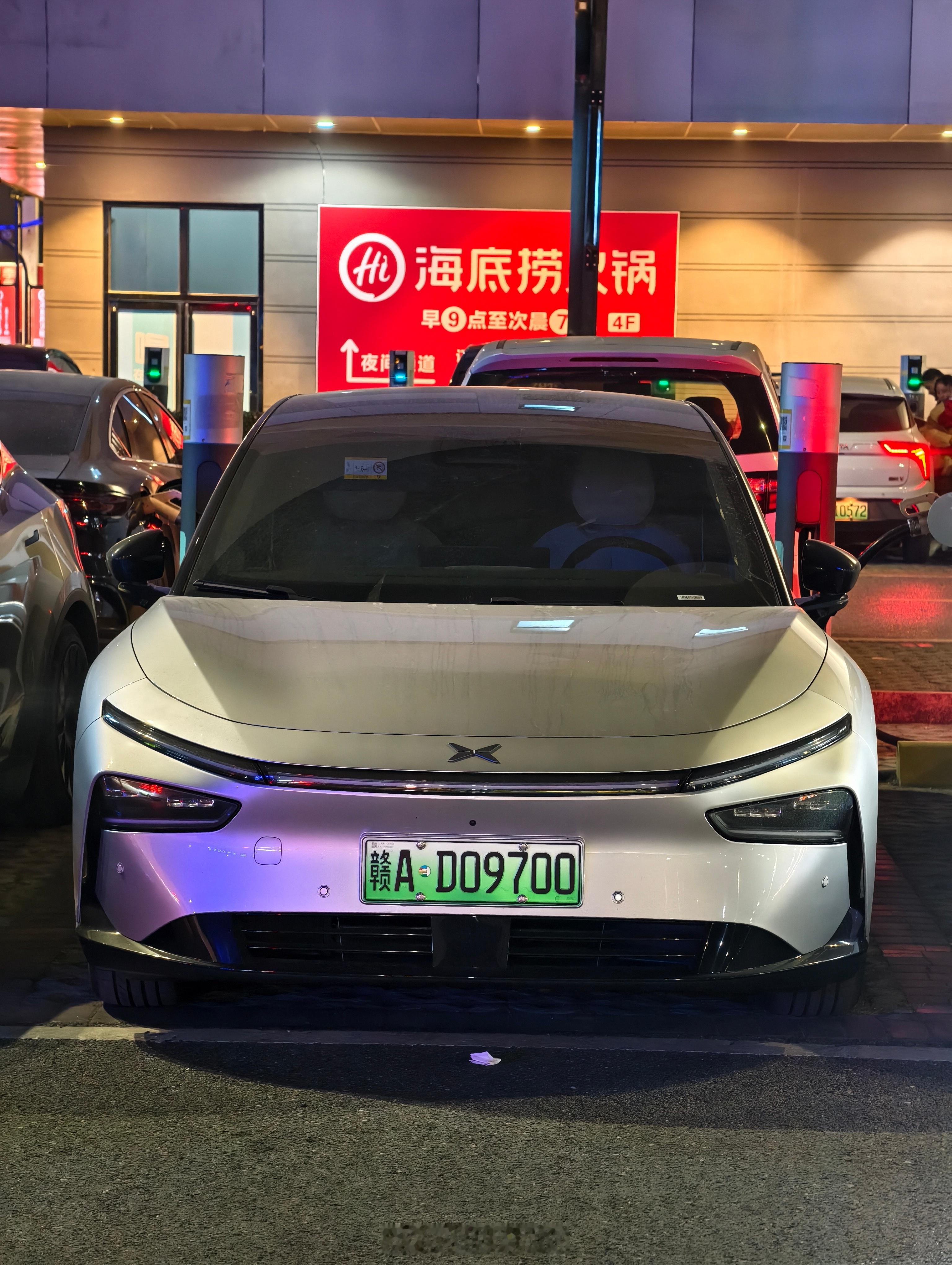 今天和朋友出来吃饭，他体验过P7+以后和我有个非常一致的看法：这是一辆完全越级的