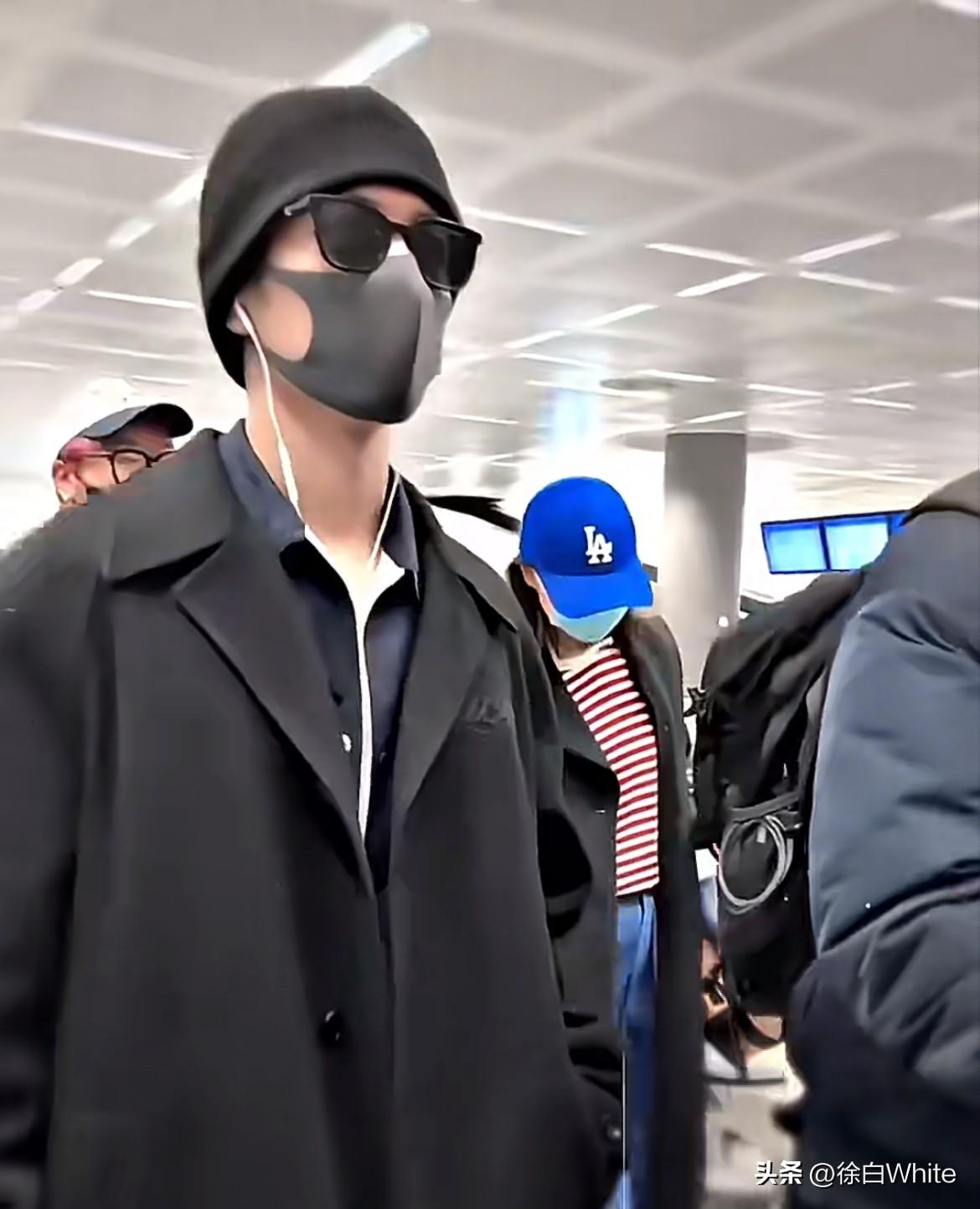 3月12日，肖战以全黑色休闲套装现身机场，宽松廓形大衣，凸显肖战清瘦挺拔的身形比