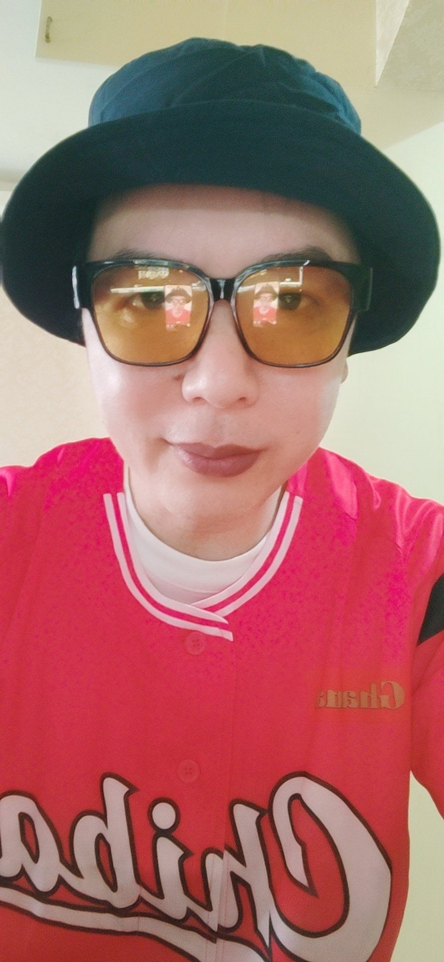 买家秀：CHIBA衣服2元，渔夫帽2元。我的气质好，无论多么便宜的服饰，我穿都好