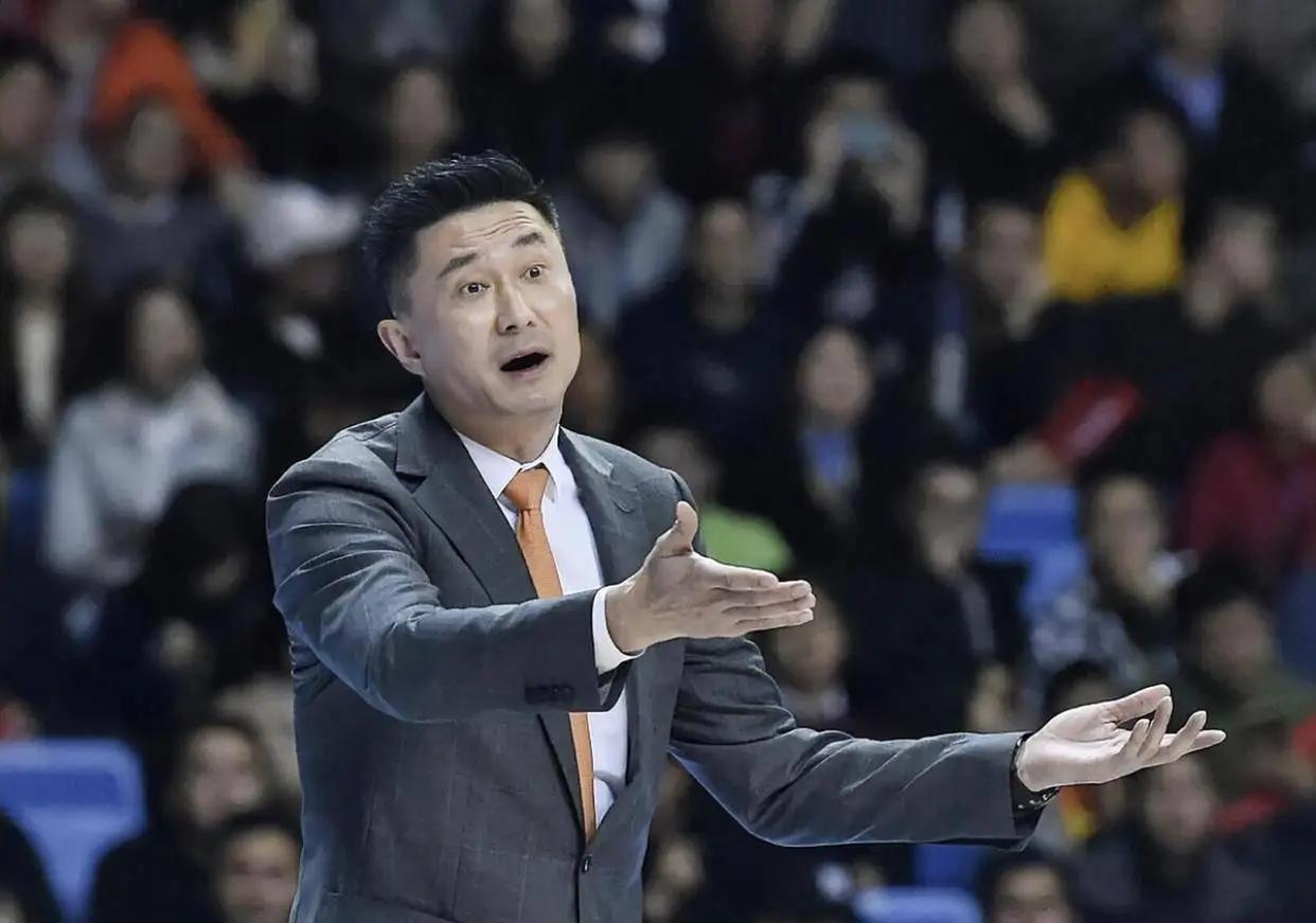 浙江广厦本赛季主场不败金身，竟然被广东宏远打破了，很多球迷都感到意外吧，毕竟广东