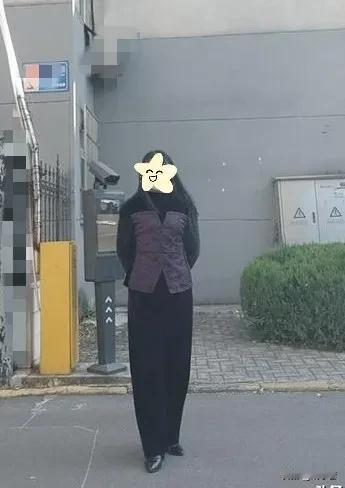 去年买了一件黑紫色的上衣，还买了一条紫色的裤子。当时觉得美极了，还在头条晒过（图