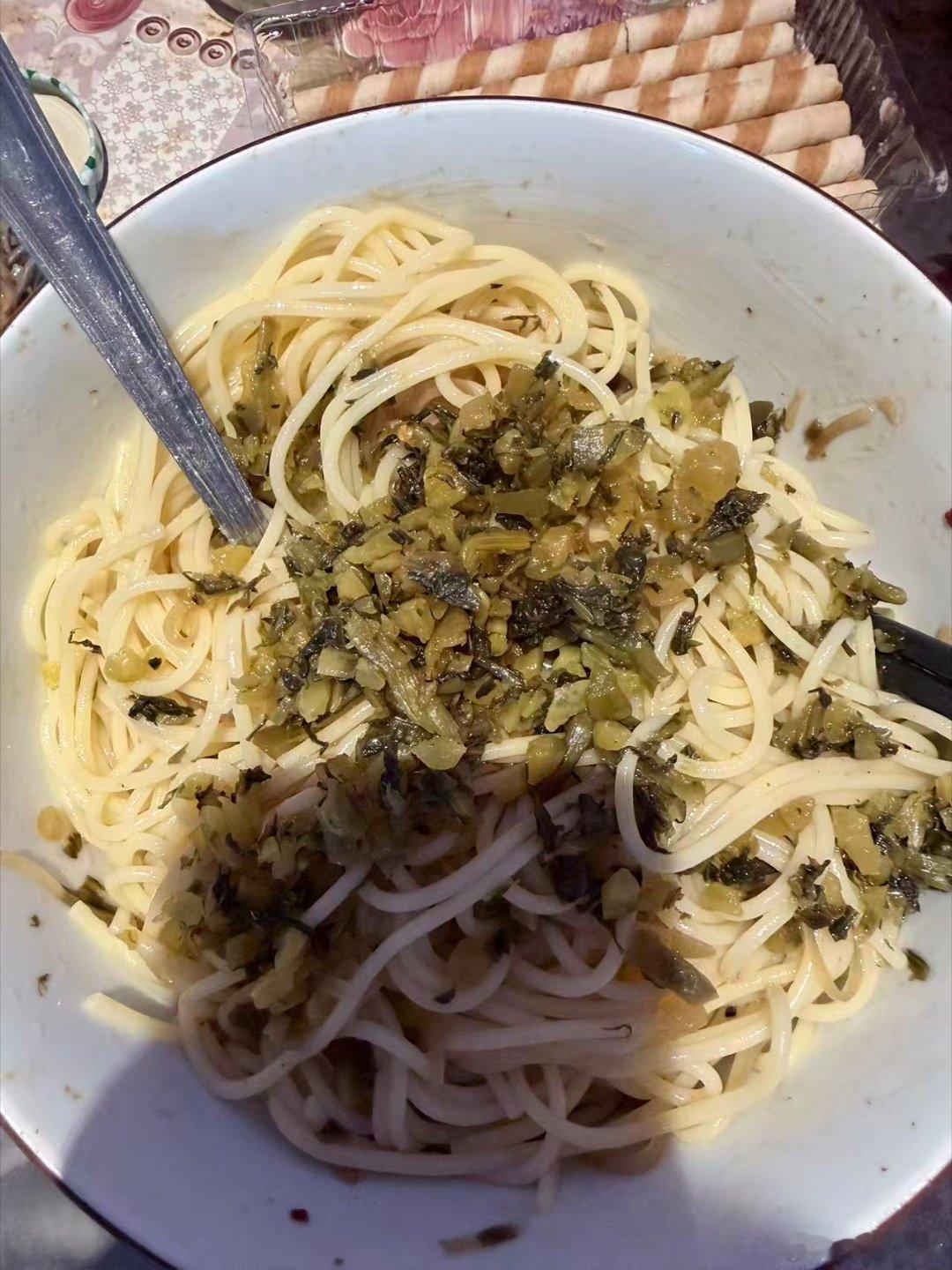 意大利面好吃加了酸菜可爱的女人 