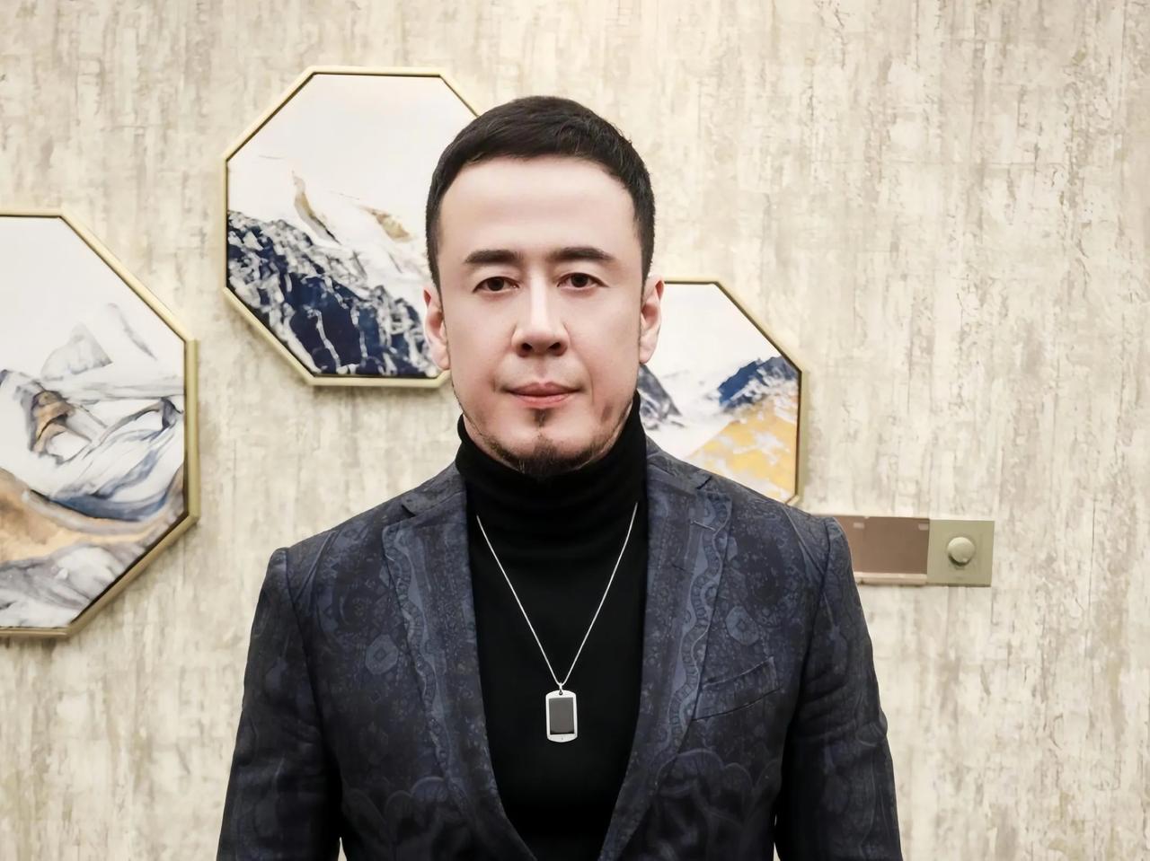 在中国乐坛，杨坤绝对称得上实力派标杆人物。他那沙哑又极具辨识度的嗓音，就像一把独
